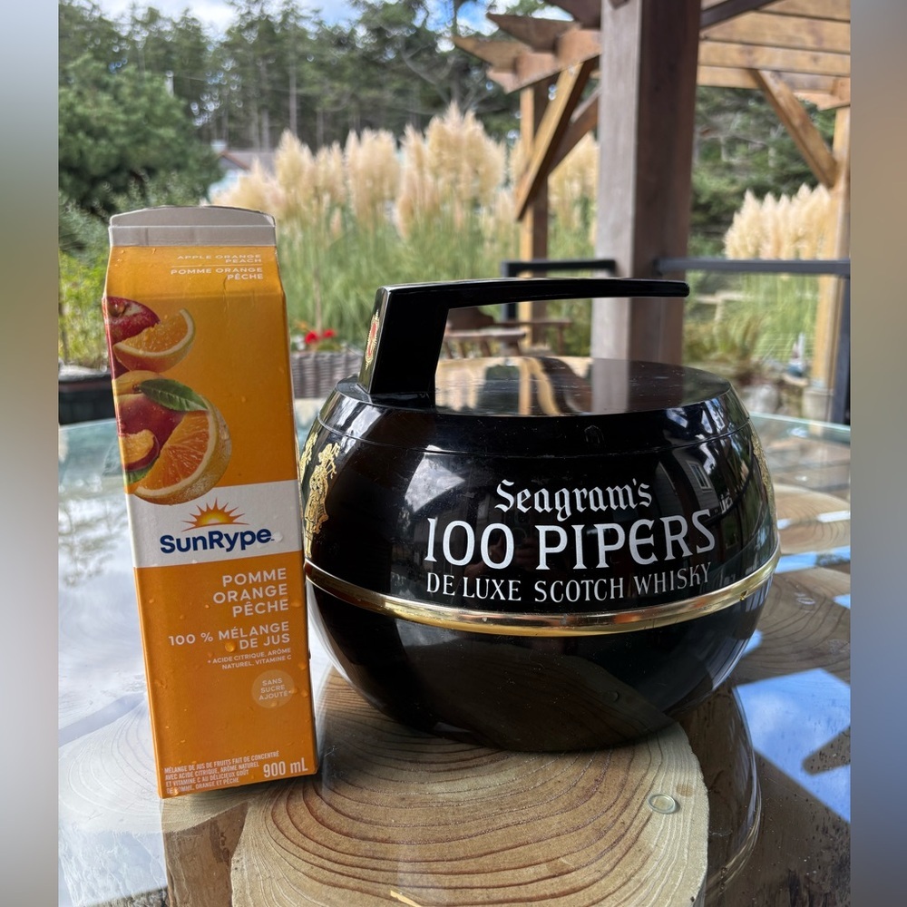 Seagram’s 100 pipers piping, deluxe round ice bucket